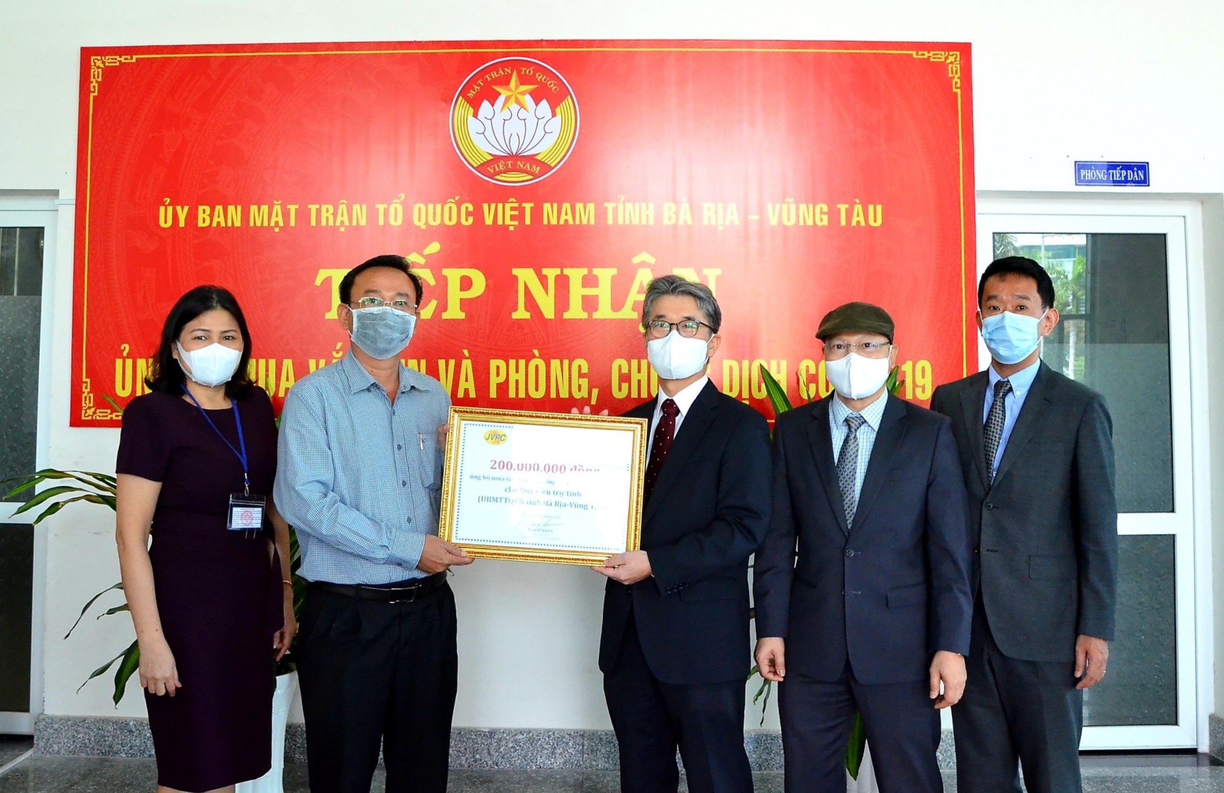 Presentation Ceremony for donation to the BR-VT Provincial Relief Fund. With Mr. Le Hong Ngoc, Vice Chairman of BR-VT Provincial Fatherland Front Committee