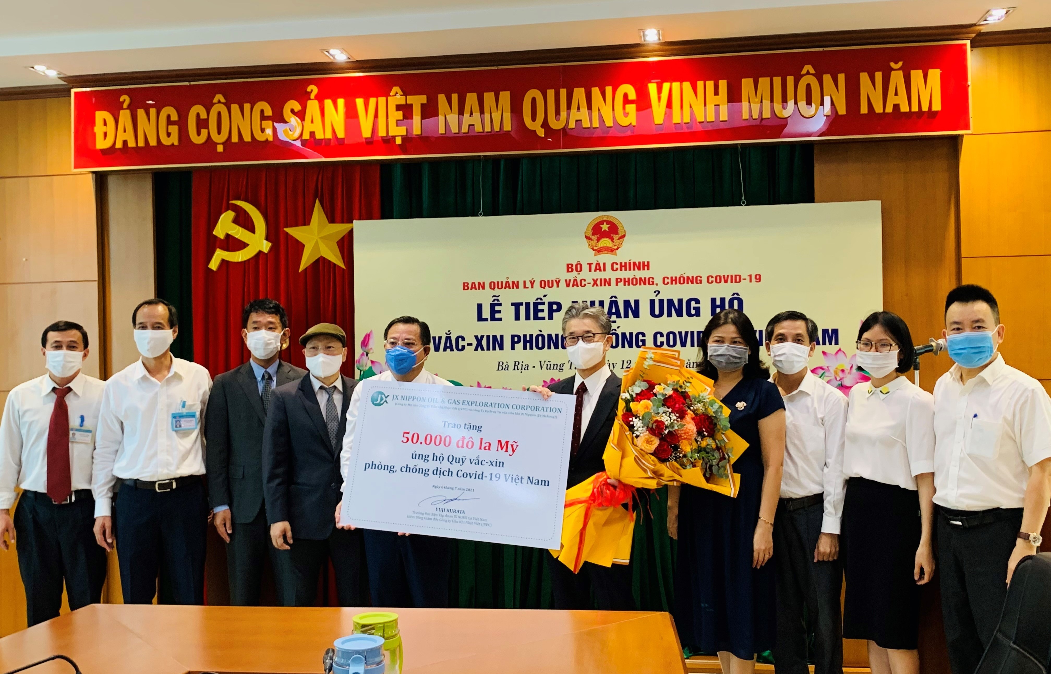 Presentation Ceremony for donation to the National Fund. With Mr. Ngo Thanh Duc, DGD of BR-VT Provincial State Treasury (representative for the Fund) and Mr. Nguyen Toai, Vice Chairman of BR-VT Provincial Fatherland Front Committee