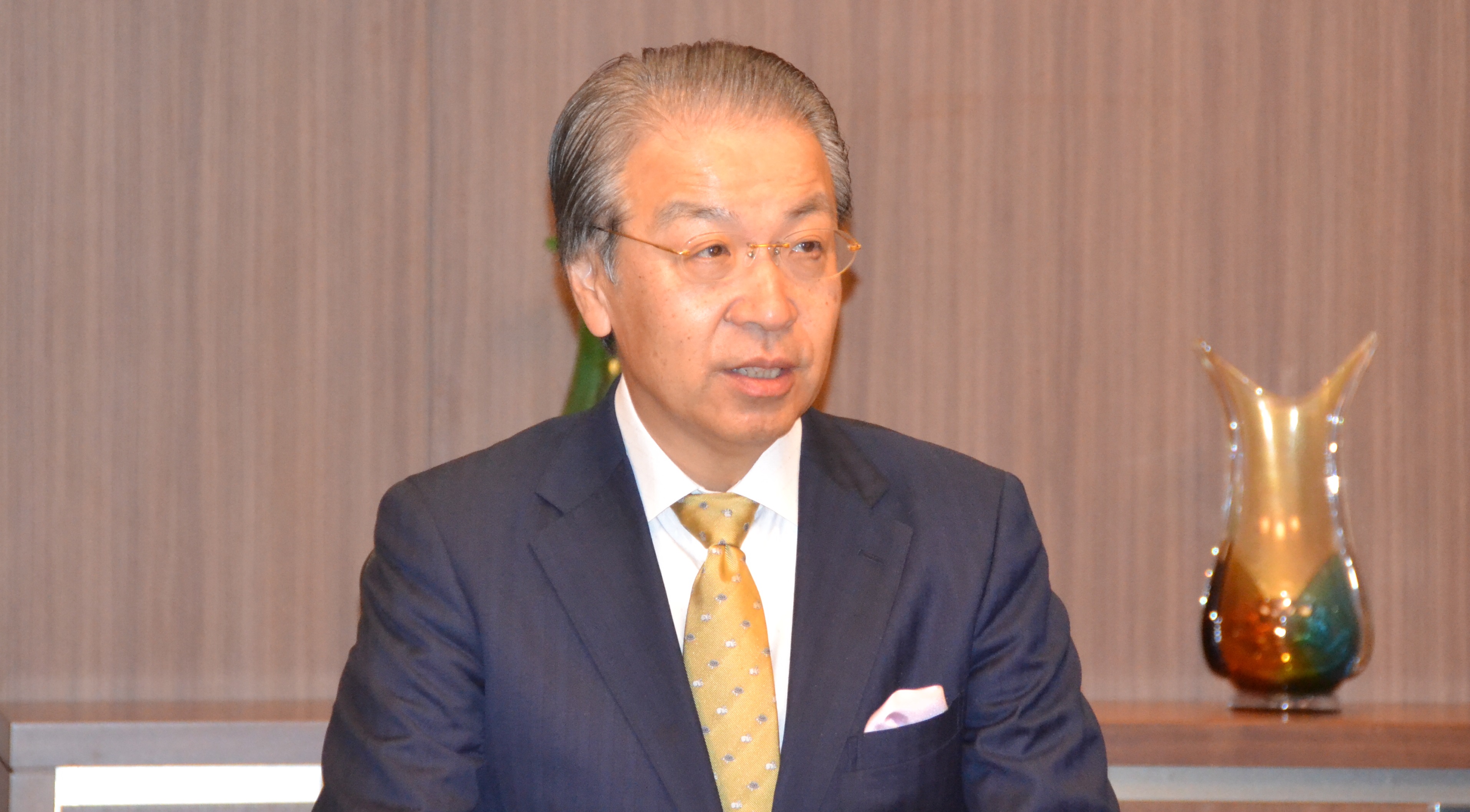 祝辞を述べる細井社長